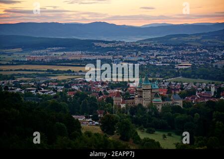 Schöne Luftaufnahme auf Schloss Bojnice und Stadt Bojnice In einem sanften Licht bei Sonnenaufgang Stockfoto