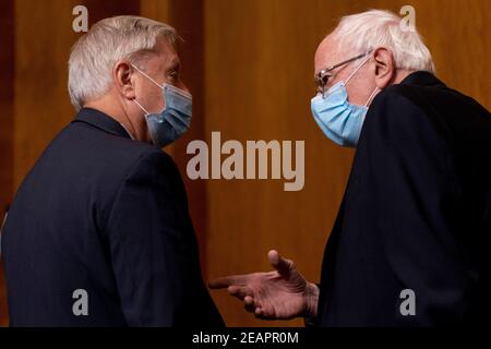 Vorsitzender Sen. Bernie Sanders, I-Vt., rechts, Und Ranking-Mitglied Senator Lindsey Graham, R-S.C., links, sprechen vor Neera Tanden, Präsident Joe Bidens Nominee für den Direktor des Office of Management and Budget (OMB), bezeugt bei einem Senatsausschuss zur Haushaltsanhörung auf dem Capitol Hill in Washington, Mittwoch, 10. Februar 2021. (Foto von Andrew Harnik/Pool/Sipa USA) Stockfoto