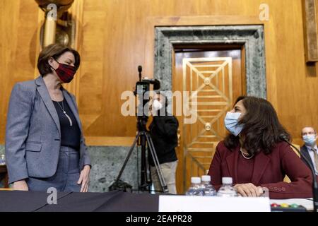 Sen. Amy Klobuchar, D-Minn (L) und Neera Tanden, Nominierter von Präsident Joe Biden für das Amt für Verwaltung und Haushalt (OMB), sprechen während einer Anhörung des Senatsausschusses zur Haushaltsanhörung auf dem Capitol Hill in Washington am Mittwoch, den 10. Februar 2021. Pool Foto von Andrew Harnik/UPI Stockfoto