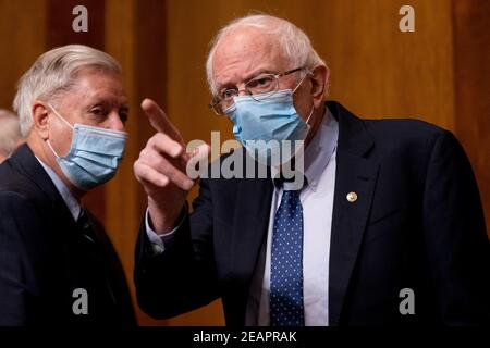 Vorsitzender Sen. Bernie Sanders, I-Vt., rechts, Und Ranking-Mitglied Senator Lindsey Graham, R-S.C., links, sprechen vor Neera Tanden, Präsident Joe Bidens Nominee für den Direktor des Office of Management and Budget (OMB), bezeugt bei einem Senatsausschuss zur Haushaltsanhörung auf dem Capitol Hill in Washington, Mittwoch, 10. Februar 2021. (Foto von Andrew Harnik/Pool/Sipa USA) Stockfoto