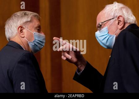 Vorsitzender Sen. Bernie Sanders, I-Vt., rechts, Und Ranking-Mitglied Senator Lindsey Graham, R-S.C., links, sprechen vor Neera Tanden, Präsident Joe Bidens Nominee für den Direktor des Office of Management and Budget (OMB), bezeugt bei einem Senatsausschuss zur Haushaltsanhörung auf dem Capitol Hill in Washington, Mittwoch, 10. Februar 2021. (Foto von Andrew Harnik/Pool/Sipa USA) Stockfoto