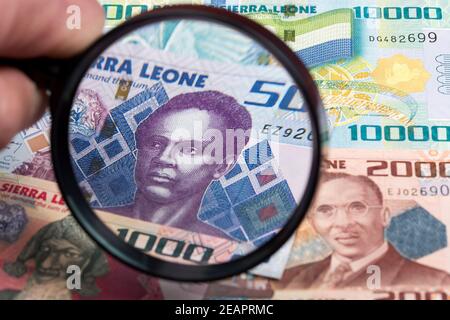 Sierra Leonean Geld in einer Lupe Stockfoto