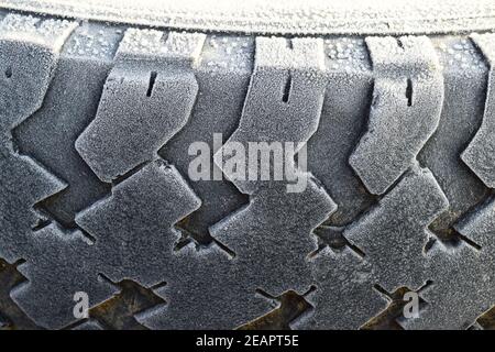 Raureif auf ein Gummirad Reifen Stockfoto