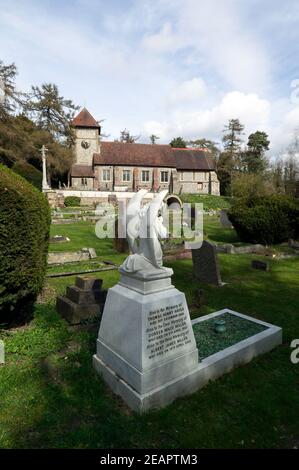 Blick auf die St. Giles Kirche, vom Friedhof, Farnborough Village, Kent Stockfoto