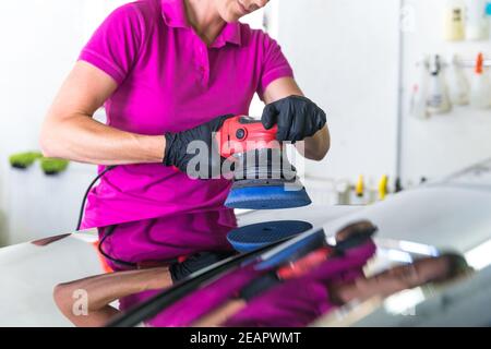 Polieren der Karosserie mit einer mechanischen Bürste Stockfoto