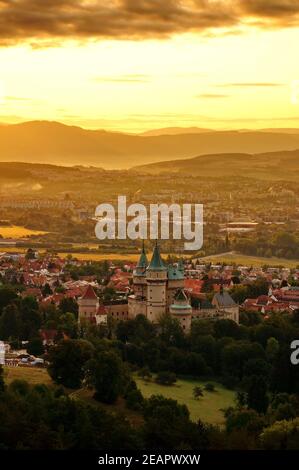 Schöne Luftaufnahme auf Schloss Bojnice und Stadt Bojnice In einem warmen gelben Licht bei Sonnenaufgang Stockfoto