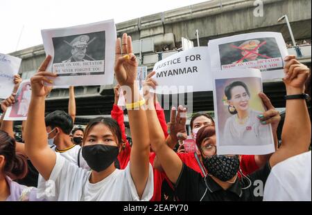 Myanmar Bürger halten Porträts der Führer Aung San Suu Kyi, während eines Protests gegen den Militärputsch in Myanmar.Myanmar Bürger inszenierten eine Demonstration, außerhalb des MBK Shopping Mall in Siam, gegen den Militärputsch zu protestieren und forderten die Freilassung von Aung San Suu Kyi. Das Militär von Myanmar nahm am 01. Februar 2021 die staatliche Beraterin von Myanmar Aung San Suu Kyi fest und erklärte den Ausnahmezustand, während sie die Macht im Land für ein Jahr ergattete, nachdem sie die Wahl gegen die National League for Democracy (NLD) verloren hatte. Stockfoto