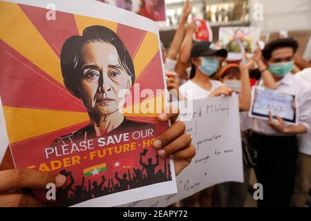 Bangkok, Thailand. Februar 2021, 10th. Ein Porträt der Führerin Aung San Suu Kyi, die während eines Protestes gegen den Militärputsch in Myanmar gesehen wurde.Myanmar Bürger veranstalteten eine Demonstration außerhalb des MBK Shopping Mall in Siam, um gegen den Militärputsch zu protestieren und forderten die Freilassung von Aung San Suu Kyi. Das Militär von Myanmar nahm am 01. Februar 2021 die staatliche Beraterin von Myanmar Aung San Suu Kyi fest und erklärte den Ausnahmezustand, während sie die Macht im Land für ein Jahr ergattete, nachdem sie die Wahl gegen die National League for Democracy (NLD) verloren hatte. Kredit: SOPA Images Limited/Alamy Live Nachrichten Stockfoto