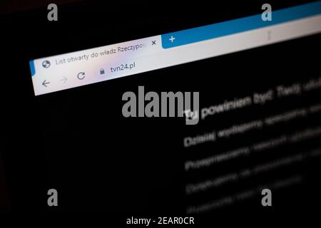 Warschau, Polen - 10. Februar 2021: Polnische kommerzielle unabhängige Medien protestieren gegen neue Steuern der Regierung. Schwarzer Bildschirm auf der Website tvn24 Stockfoto