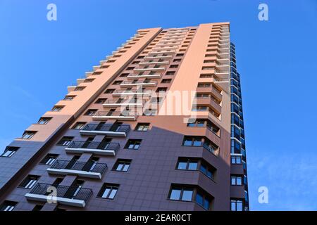 Neues hohes Karkasse-Wohngebäude, Fassade. Moderne Konstruktion von Wohngebäuden. Stockfoto