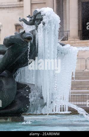 London, Großbritannien. Februar 2021, 10th. Eiszapfen haben sich auf den Statuen auf dem Trafalgar Square gebildet, als das 'Biest aus dem Osten 2' und 'Storm Darcy' Temperaturen unter Null senden. Kredit: Mark Thomas/Alamy Live Nachrichten Stockfoto