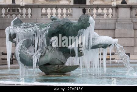 London, Großbritannien. Februar 2021, 10th. Eiszapfen haben sich auf den Statuen auf dem Trafalgar Square gebildet, als das 'Biest aus dem Osten 2' und 'Storm Darcy' Temperaturen unter Null senden. Kredit: Mark Thomas/Alamy Live Nachrichten Stockfoto