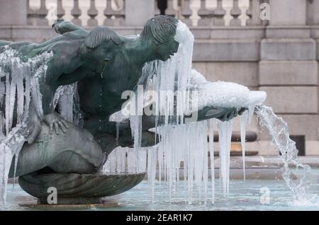 London, Großbritannien. Februar 2021, 10th. Eiszapfen haben sich auf den Statuen auf dem Trafalgar Square gebildet, als das 'Biest aus dem Osten 2' und 'Storm Darcy' Temperaturen unter Null senden. Kredit: Mark Thomas/Alamy Live Nachrichten Stockfoto