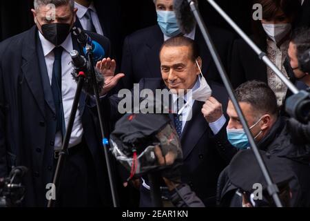Rom, Italien. Februar 2021, 09th. Silvio Berlusconi begrüßt die Medien, bevor er am 9. Februar 2021 in den Palazzo Montecitorio in Rom, Italien, eindringt. (Foto: Matteo Nardone/Pacific Press/Sipa USA) Quelle: SIPA USA/Alamy Live News Stockfoto