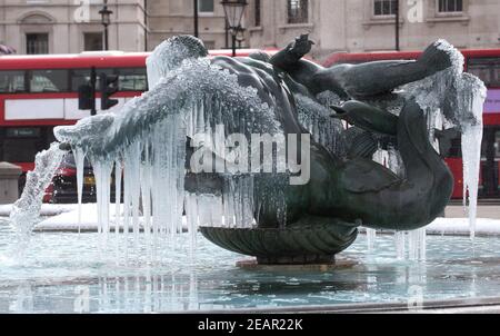 London, Großbritannien. Februar 2021, 10th. Eiszapfen haben sich auf den Statuen auf dem Trafalgar Square gebildet, als das 'Biest aus dem Osten 2' und 'Storm Darcy' Temperaturen unter Null senden. Kredit: Mark Thomas/Alamy Live Nachrichten Stockfoto