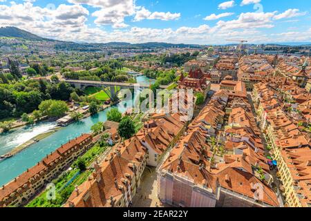 Luftaufnahme der Altstadt mit mittelalterlicher Architektur und historischen Gebäuden in Bern, Schweiz vom Domglockenturm. Bundespalast Schweiz Stockfoto