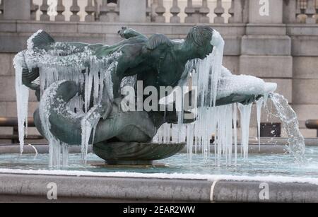 London, Großbritannien. Februar 2021, 10th. Eiszapfen haben sich auf den Statuen auf dem Trafalgar Square gebildet, als das 'Biest aus dem Osten 2' und 'Storm Darcy' Temperaturen unter Null senden. Kredit: Mark Thomas/Alamy Live Nachrichten Stockfoto