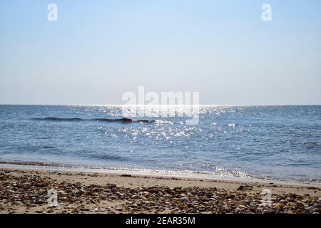 Meer Linie des Horizonts. Meer und Himmel. Die Wellen und die blendwirkung der Sonne werden von den Wellen des Meeres wider. Seascape. Stockfoto