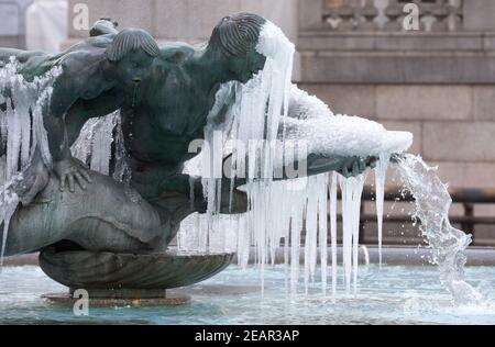 London, Großbritannien. Februar 2021, 10th. Eiszapfen haben sich auf den Statuen auf dem Trafalgar Square gebildet, als das 'Biest aus dem Osten 2' und 'Storm Darcy' Temperaturen unter Null senden. Kredit: Mark Thomas/Alamy Live Nachrichten Stockfoto