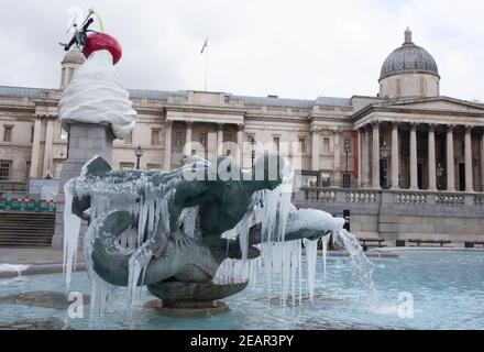 London, Großbritannien. Februar 2021, 10th. Eiszapfen haben sich auf den Statuen auf dem Trafalgar Square gebildet, als das 'Biest aus dem Osten 2' und 'Storm Darcy' Temperaturen unter Null senden. Kredit: Mark Thomas/Alamy Live Nachrichten Stockfoto