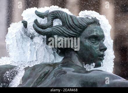 London, Großbritannien. Februar 2021, 10th. Eiszapfen haben sich auf den Statuen auf dem Trafalgar Square gebildet, als das 'Biest aus dem Osten 2' und 'Storm Darcy' Temperaturen unter Null senden. Kredit: Mark Thomas/Alamy Live Nachrichten Stockfoto