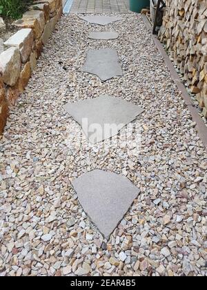 Gartenweg, Platten, Kies Stockfoto