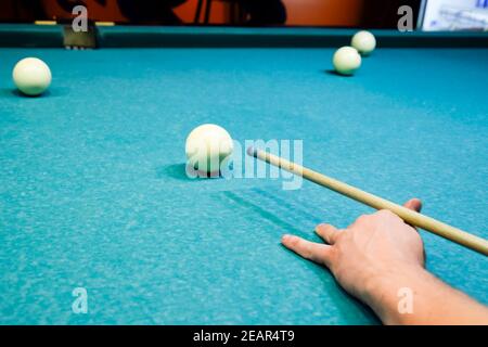 Billard, Billardtisch. Die Cue in der Kugel für Imp Stockfoto