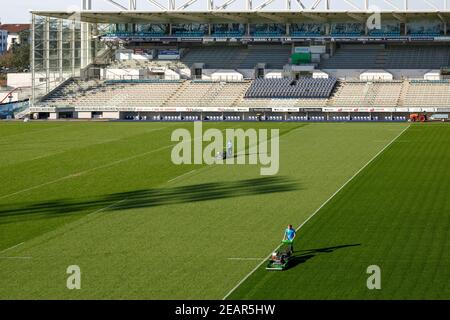 Zwei Gärtner mähen den Rasen des Jean DAUGER Stadions. Stockfoto