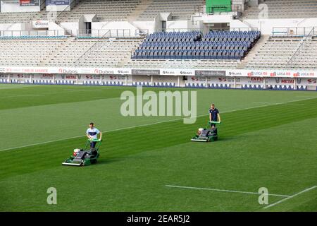 Zwei Gärtner mähen den Rasen des Jean DAUGER Stadions. Stockfoto