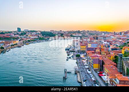 Hafengebiet von Porto bei Sonnenuntergang, Portugal. Stockfoto
