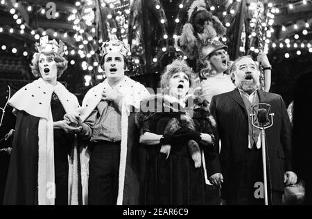 Vorne, l-r: Vanessa Redgrave (Polly Peachum), Joe Melia (Macheath), Hermine Baddeley (Mrs. Peachum), Ronald Radd (Jonathan Jeremiah Peachum) in DER DREIGROSCHENOPER von Bertolt Brecht und Kurt Weill im Prince of Wales Theatre, London 10/02/1972 Text: Brecht Musik: Weill after Gay Bühnenbild: Patrick Robertson Kostüme: Rosmarin Vercoe Beleuchtung: Richard Pilbrow Choreographie: Eleanor Fazan Regie: Tony Richardson Stockfoto