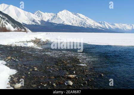 Ufer des Baikalsees im Winter. Schnee und Eis auf dem baikal. Stockfoto