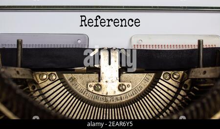 Referenzsymbol. Das Wort 'Referenz', das auf der Retro-Schreibmaschine eingegeben wurde. Schöner Hintergrund. Geschäfts- und Referenzkonzept. Stockfoto