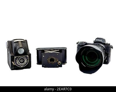 Zwei alte Kamera neben der neuesten Nikon Z7 Kamera. Vergleich und Kontrastkonzept. Keine Personen. Stockfoto