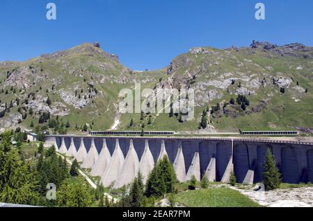 Stauseemauer, Lago artificiale, Dolomiten Stockfoto