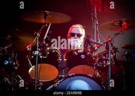 ITALIEN, BOLOGNA 2017: Der britische Schlagzeuger Roger Taylor wurde beim Queen und Adam Lambert Konzert in der Unipol Arena in Bologna live auf der Bühne zu sehen. Stockfoto