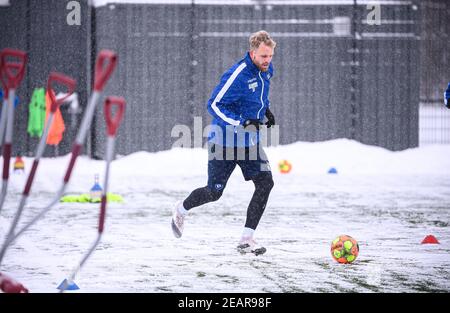 Philipp Hofmann (KSC) trainiert im Schnee. GES / Fußball / 2. Bundesliga: Karlsruher SC - Training, 02/10/2021 Fußball: 2. Bundesliga: KSC Training Session, Karlsruhe, 09. Februar 2021 weltweit im Einsatz Stockfoto