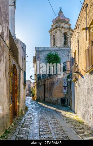 Blick auf eine schmale Straße im historischen Zentrum von Erice Dorf auf Sizilien, Italien Stockfoto