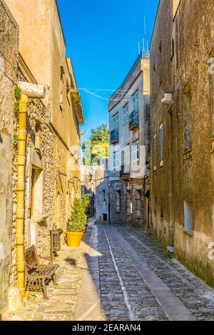 Blick auf eine schmale Straße im historischen Zentrum von Erice Dorf auf Sizilien, Italien Stockfoto