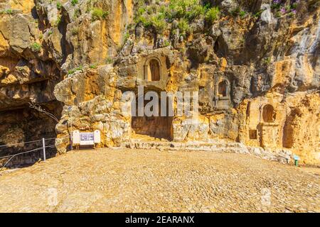 SNIR, Israel - 09. Februar 2021: Blick auf die Überreste des Schreins und der Höhle von Pan, im Naturreservat des Hermonenstroms (Banias), Obergaliläa, Nort Stockfoto