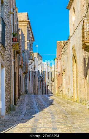 Blick auf eine schmale Straße im historischen Zentrum von Erice Dorf auf Sizilien, Italien Stockfoto