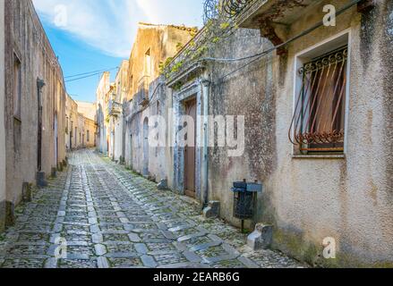 Blick auf eine schmale Straße im historischen Zentrum von Erice Dorf auf Sizilien, Italien Stockfoto