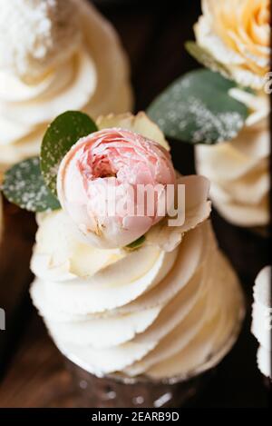 Muffins mit Beeren und Buttercreme Stockfoto