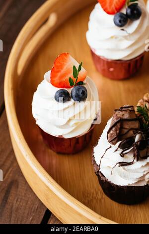 Muffins mit Beeren und Buttercreme Stockfoto