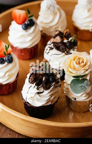 Muffins mit Beeren und Buttercreme Stockfoto