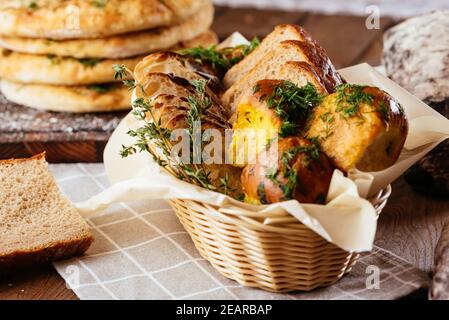 Hausgemachtes Brot in einem Korb auf einem hölzernen Hintergrund Stockfoto