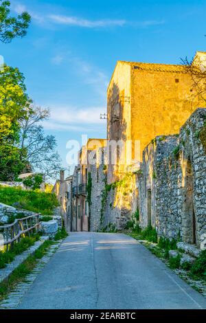 Blick auf eine schmale Straße im historischen Zentrum von Erice Dorf auf Sizilien, Italien Stockfoto