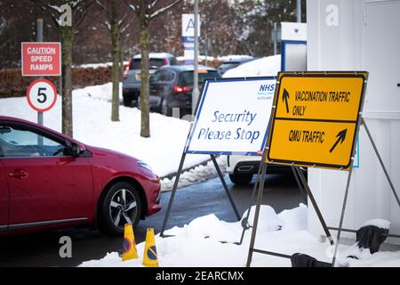 Fahrzeuge stehen im Drive-Through-Impfzentrum Covid-19 auf dem Campus der Queen Margaret University in Musselburgh an. Bilddatum: Mittwoch, 10. Februar 2021. Stockfoto