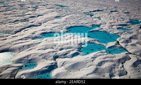 Luftaufnahmen von Schmelzwasserbecken und Schmelzwasserflüssen auf dem Petermann-Gletscher im abgelegenen Nordwesten Grönlands. Die 80km lange, 20km breite schwimmende Zunge von Petermann Stockfoto