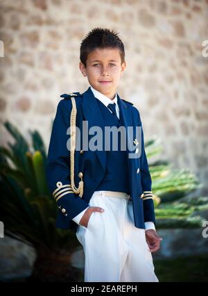 Schöner Kerl in einer Jacke auf einem Hintergrund der Natur Stockfoto